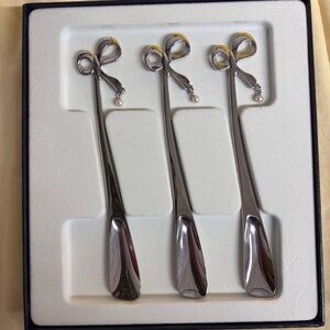 Mikimoto pearl caviar spoon set, new in box, in silver.